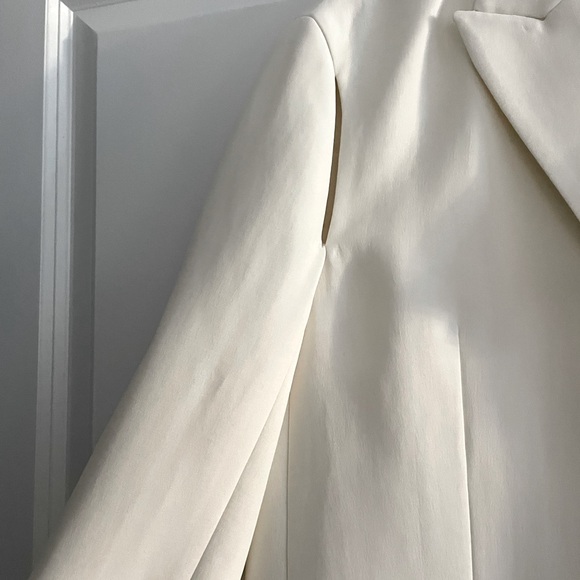 Zara cream oversized blazer. Slit detail in sleeves. Size medium. New with tags. - Picture 3 of 4